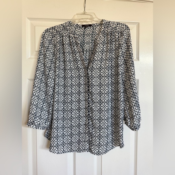 NOT YOUR DAUGHTER’S JEANS NYDJ Button Up Blouse Pleated Back Covered Buttons XS - Picture 2 of 9